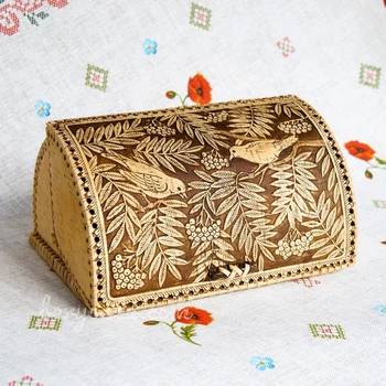 Bread from birch bark "Birds in Rowan" small. A small birch bread maker handmade in Russian rustic style.
Bread from birch bark "Birds in Rowan" small. A small birch bread maker handmade in Russian rustic style.