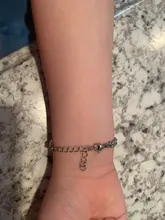 Pulsera personalizada para bebé en color dorado, pulsera con cadena tipo Fígaro personalizable con el nombre del bebé, cierre de seguridad