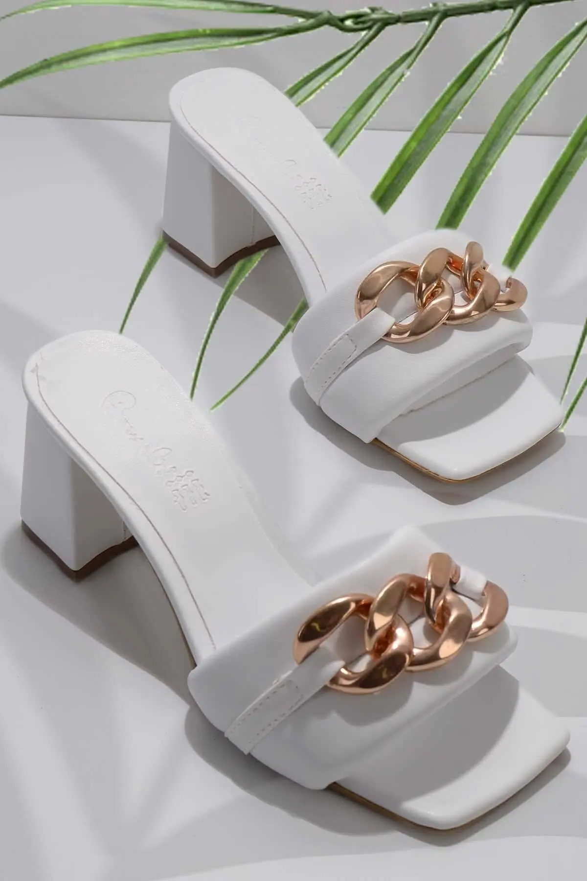 2022 trend women's slippers special design chain 6cm heeled sandals soft shoes stylish and comfortable that do not tire the feet
2022 trend women's slippers special design chain 6cm heeled sandals soft shoes stylish and comfortable that do not tire the feet