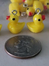10 uds. De animales de la familia, pequeños abalorios de resina de pato amarillo, colgante de Animal, pendiente artesanal, joyería de moda