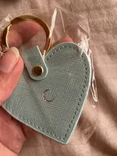 LLavero de piel auténtica saffiano con letras iniciales personalizadas, llavero de forma de corazón para mujer, llavero de corazón para mujer