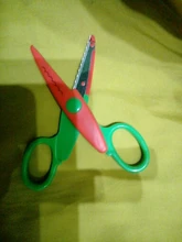 Tijeras de encaje para niños, accesorio de Metal y plástico para manualidades, libros de recortes, foto y colores, decoración de diario de papel con 6 patrones, 1 ud.