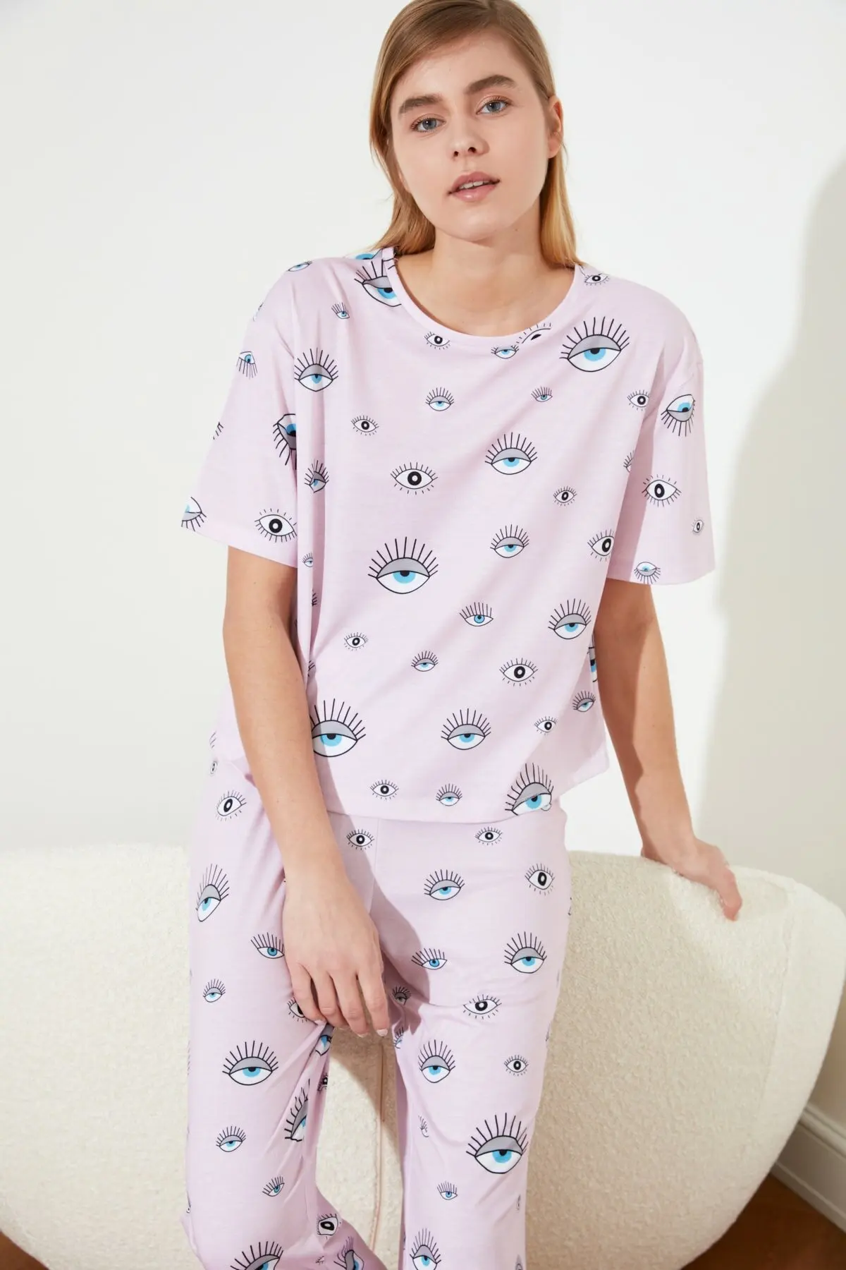 Women Powder Graphic Printed Knitted Pajamas Set Eye Pattern Summer Short Sleeve Femme Two Piece Shorts Set Casual Home Clothing 2021 Style Fashion Sleepwear
Women Powder Graphic Printed Knitted Pajamas Set Eye Pattern Summer Short Sleeve Femme Two Piece Shorts Set Casual Home Clothing 2021 Style Fashion Sleepwear
