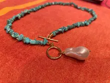 Simulación de perlas estilo barroco collar Simple con colgante diseño de piedra verde salvaje elegante encanto collar de la letra inicial para la joyería de las mujeres