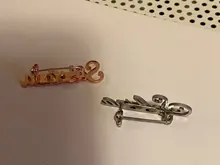 Broche de acero inoxidable personalizado con nombre para hombre y mujer, chapa personalizable con nombre, Pin de solapa, regalo de moda