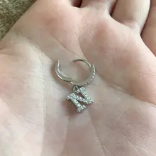 ROXI 1PC 26 letras en inglés de oreja Piercing pendiente de Plata de Ley 925 inicial oído hebilla pendientes de aro para la joyería de las mujeres