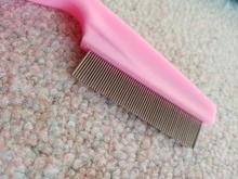 Peine para pulgas de acero inoxidable para mascotas, utensilio de protección para el cuidado del cabello, cómodo cepillo para desparasitar pelo corto y largo