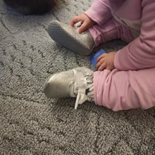 Zapatillas de primeros pasos para bebé, zapatos con lazo de princesa de PU, corazón amoroso, lazo con cordones, suela de cuna brillante, 2019