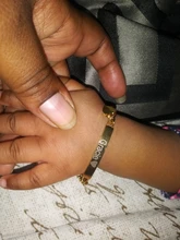 Pulsera personalizada para bebé en color dorado, pulsera con cadena tipo Fígaro personalizable con el nombre del bebé, cierre de seguridad