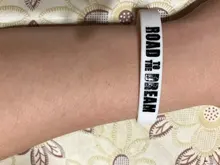 Pulsera de silicona estilo minimalista para hombre y mujer, brazalete deportivo de baloncesto, nuevo diseño