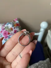 Huitan gran oferta diseño de gota de agua las mujeres anillo de Micro pavimentado de circón de cristal elegante vestido de novia joyería de compromiso anillo para amante