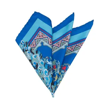 Pocket Square with peacock pattern on a gray background with blue edging (53140)
Pocket Square with peacock pattern on a gray background with blue edging (53140)