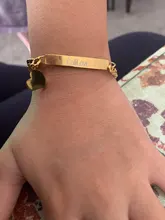 Pulsera personalizada para bebé en color dorado, pulsera con cadena tipo Fígaro personalizable con el nombre del bebé, cierre de seguridad