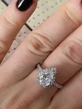 Huitan gran oferta diseño de gota de agua las mujeres anillo de Micro pavimentado de circón de cristal elegante vestido de novia joyería de compromiso anillo para amante