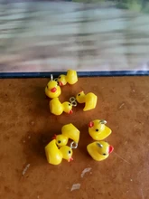 10 uds. De animales de la familia, pequeños abalorios de resina de pato amarillo, colgante de Animal, pendiente artesanal, joyería de moda