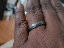 Anillo de tungsteno con martillo para hombre y mujer, banda de boda, martillado por facetas, acabado cepillado, 6MM, 8MM, ajuste cómodo, Color Original