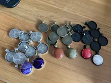 10 unids/lote 25mm tamaño interior 10 colores plateado patrón clásico serie ajuste 25mm cabujón Base de cristal configuración bandeja; Promoción con pérdida de dinero