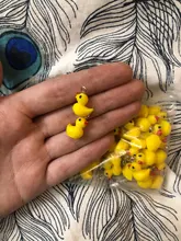 10 uds. De animales de la familia, pequeños abalorios de resina de pato amarillo, colgante de Animal, pendiente artesanal, joyería de moda