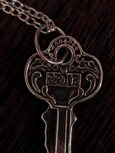 Sherlock Holmes 221B Baker Street Key collar Vintage colgante de Color plata y bronce antiguo, joyería de película caliente para hombres y mujeres, venta al por mayor