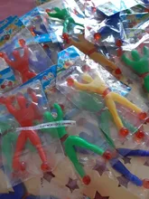 Juego de 30 Uds. De juguetes elásticos para niños, que incluyen 30 martillos adhesivos para manos, Color aleatorio