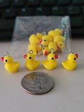 10 uds. De animales de la familia, pequeños abalorios de resina de pato amarillo, colgante de Animal, pendiente artesanal, joyería de moda
