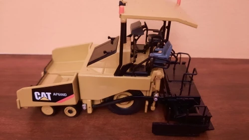 CAT AP600D металлическая модель асфальтоукладчика 1:50