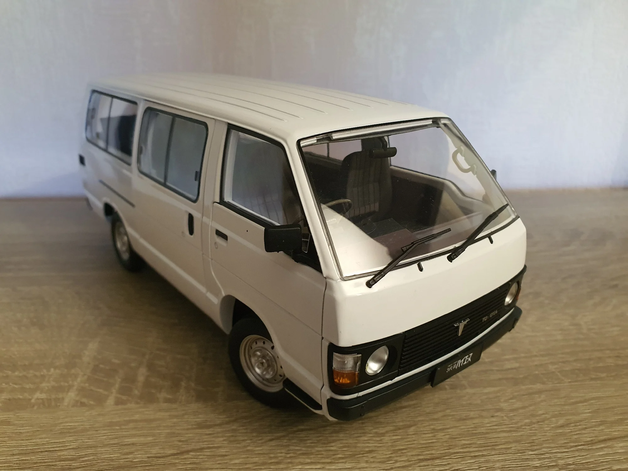 Коллекционная модель автомобиля Toyota HIACE YH50 из сплава