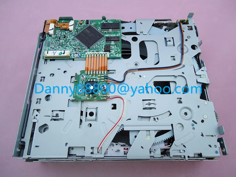 Blaupunkt 20IDC 6-Disc CD changer mechanism old style.jpg