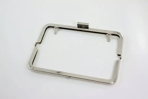 7x2.5 polegadas (18x6.5 cm) de Prata Quadro Purse Clutch com Loops Cadeia