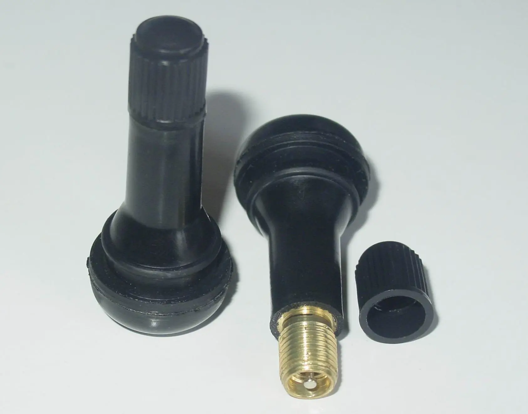 Wholesale - 100 pcs/lot TR413 Tire (tyre) valves snap-in tubeless valves (natural rubber) for passenger cars