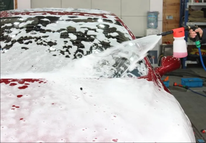 car_wash_foam_sprayer_gun_spraying_foam