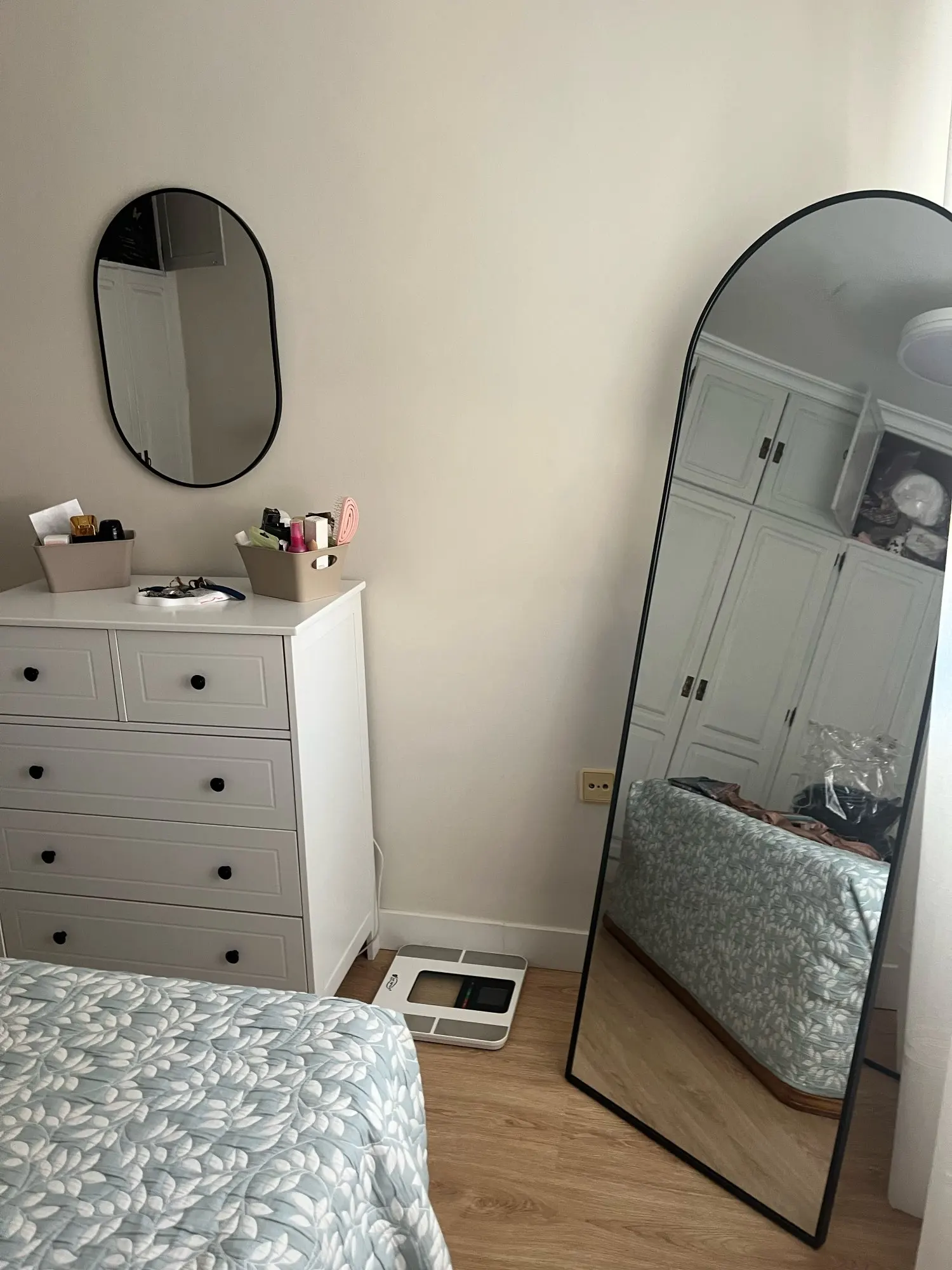 162x53cm Curved Standing Mirror, Floor Mirror with Aluminum Frame and Tempered Glass, for Living Room Bedroom Hallway, Black photo review