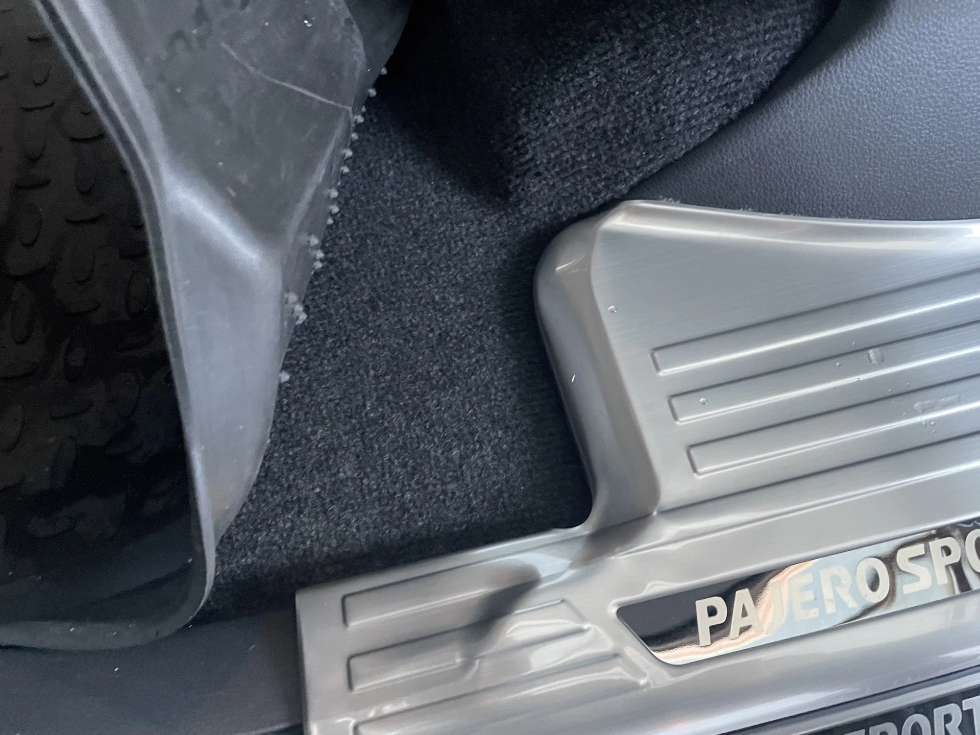 Накладки митсубиси паджеро спорт. Металлическая накладка для автодержателя. Резиновые накладки железного бампера.
