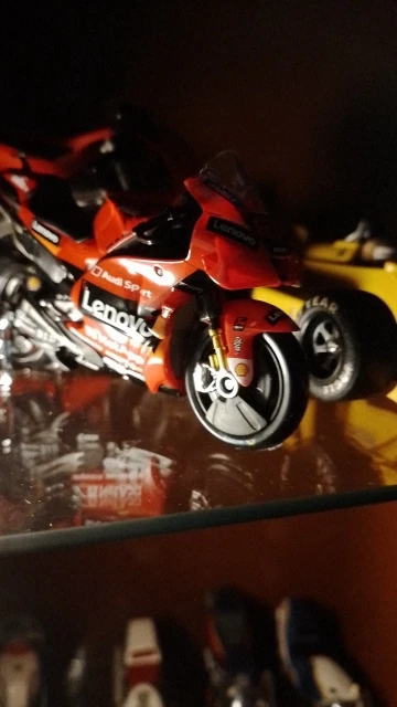 Maisto 1:18 2022 Yamaha Factory Racing Team #21 Morbidelli #20 Quartararo Licensed Simulation Alloy Motorcycle Model Collecti photo review
