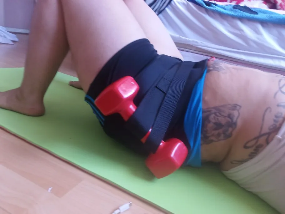 🍑 חגורת הירך דחף ל-Booty! 💪 חגורת משקולות איכותית שמיועדת לאימון אגן וירך, עם אבזם נוח לניהול גרד. קלה שימוש, אידיאלית לאימונים בבית לשיפור כושר וחיזוק אזור הישבן.