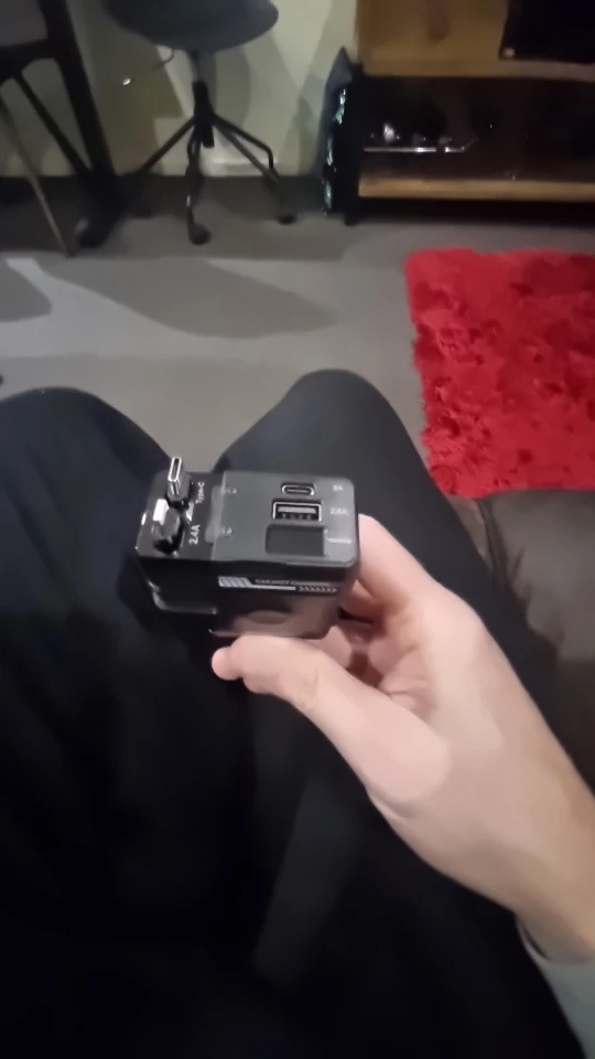 Chargeur Allume-Cigare 4-en-1 Rétractable (120W) : Station de Charge Rapide avec Câbles Intégrés & Voltmètre