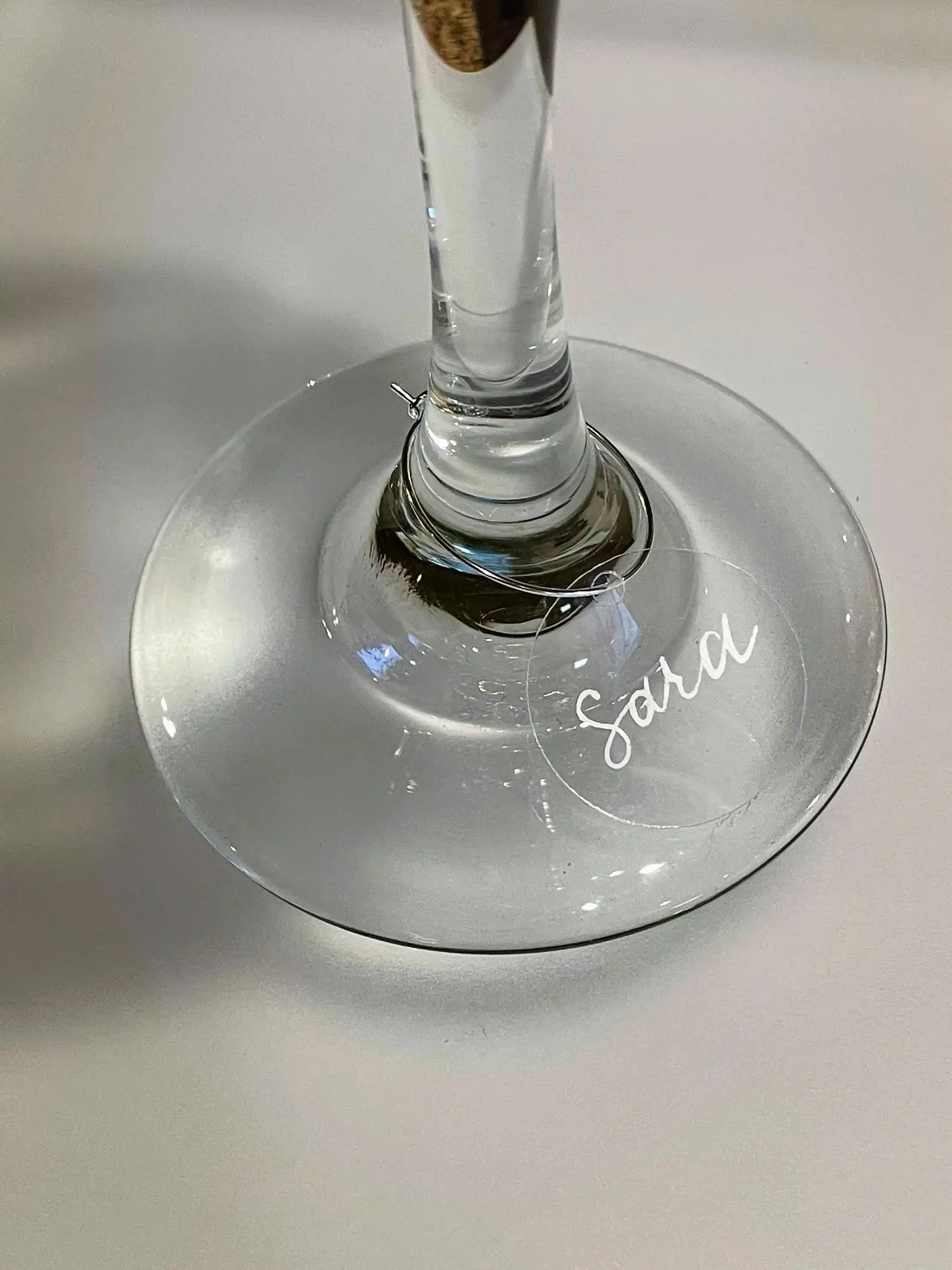 https://ae01.alicdn.com/kf/A04b8bca823df4215b9b0ab741894d386j/Acrylic-Wine-Glass-Charm-Drink-Markers-DIY-Blank-Wine-Goblet-Stem-Glasses-Name-Tag-Wedding-Wine.jpg