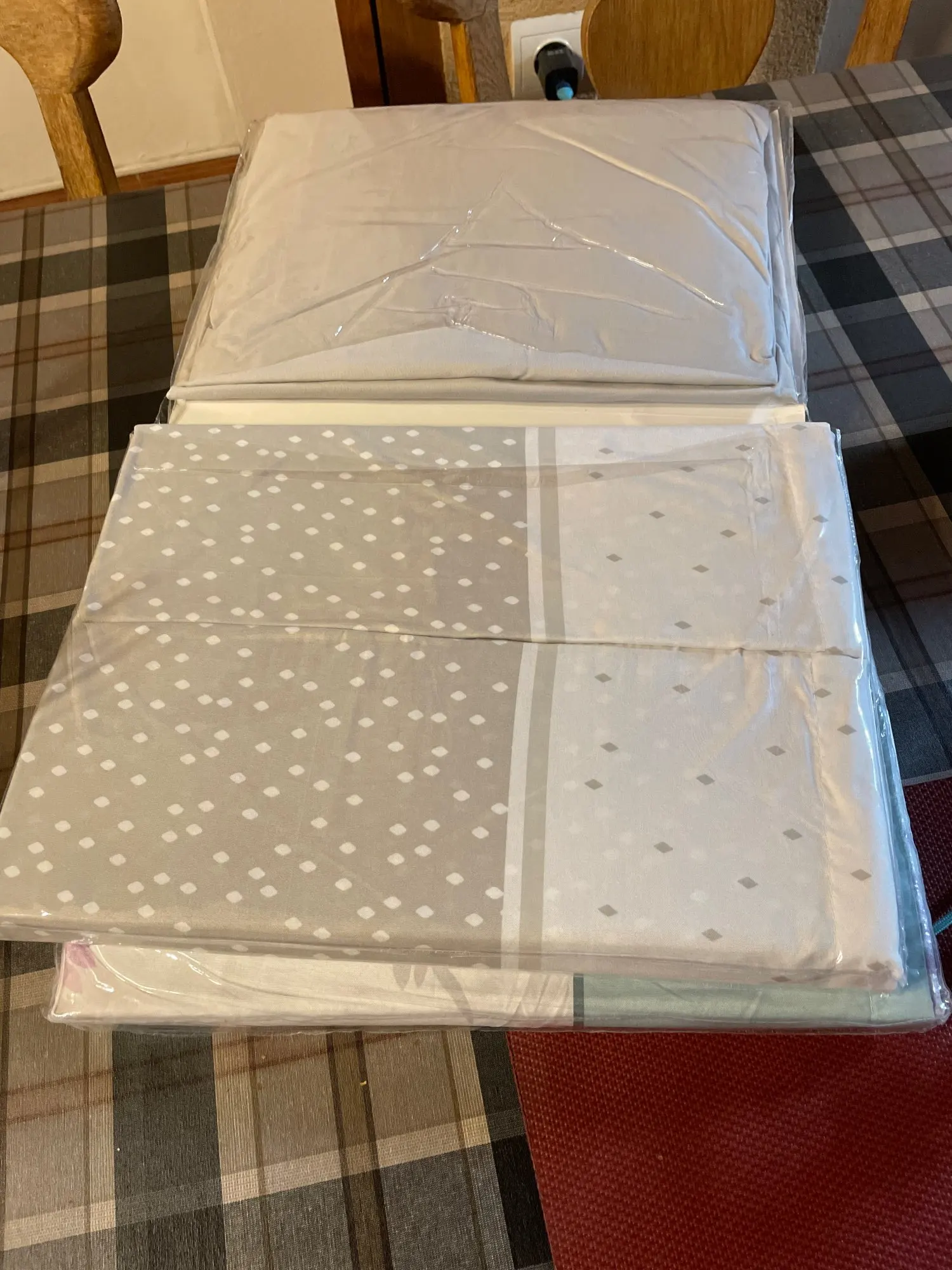 Juego de sábanas ligero, suave, fresco. Azul, Rosa, Gris, Verde. Juego de Cama 100% Microfibra tacto Satén. Cama de 150, 135, 90 y 105. Primavera, Verano. Dormitorio Elegante, Alegre, Colorido,Luz photo review