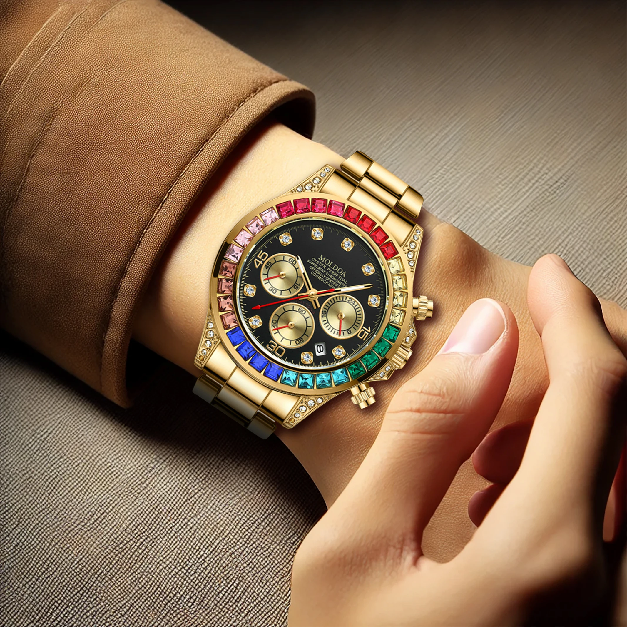 Un uomo regola il suo Nuovo orologio da uomo di PACOSHOP24.COM, un lussuoso orologio al quarzo con un elegante cinturino in acciaio e un quadrante moderno, che mette al polso un design di alto livello e caratteristiche uniche.