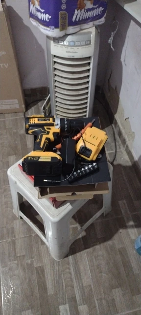 Furadeira e Parafusadeira Elétrica 21V com 2 Baterias Recarregáveis
