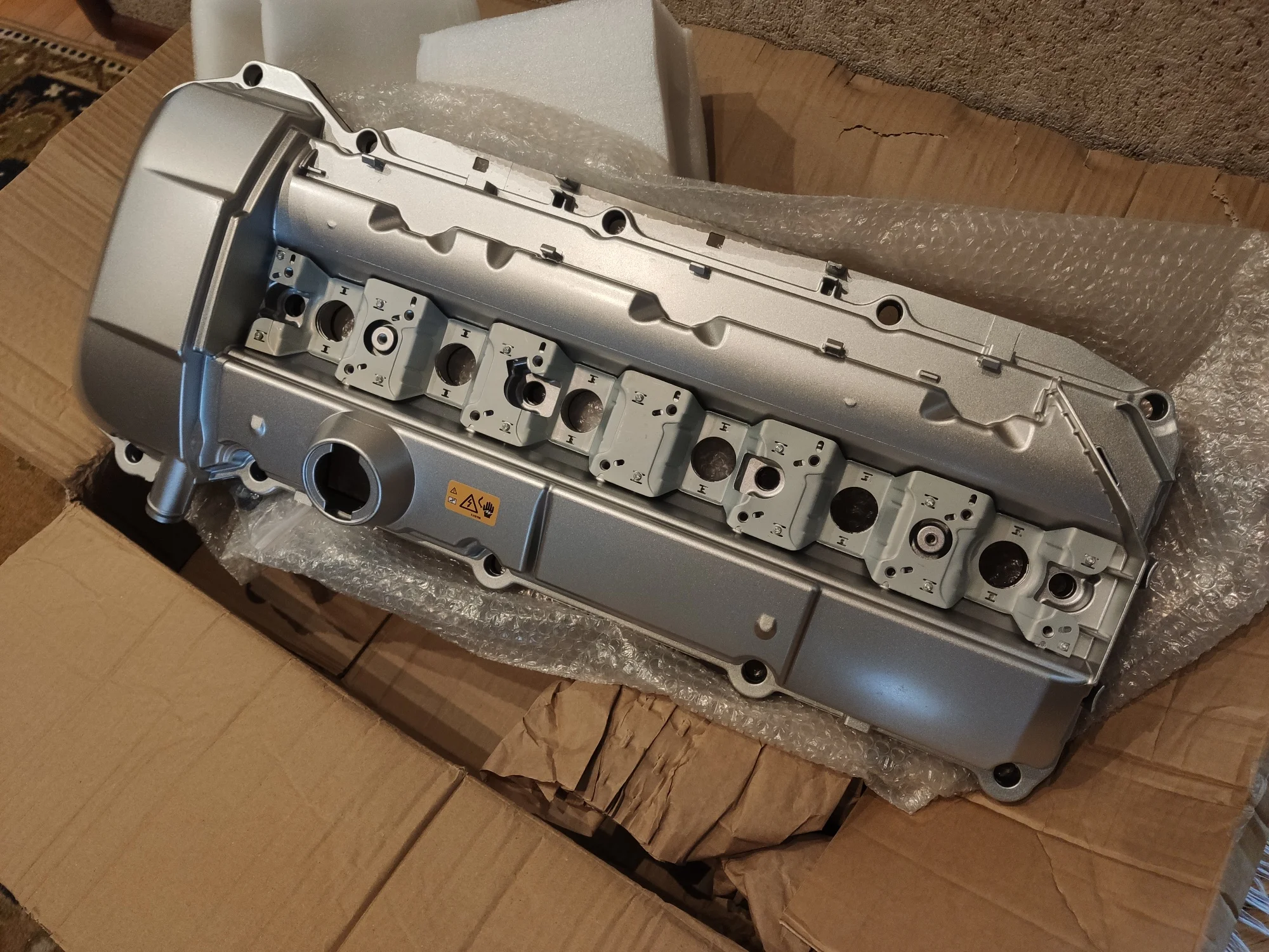 11121432928 Новая алюминиевая крышка клапана двигателя, головка