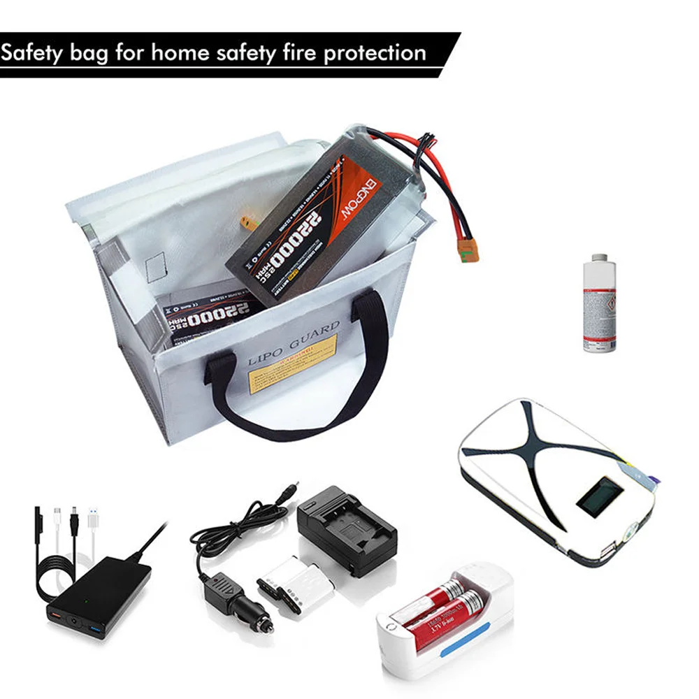 Sac ignifuge fermé posé sur une table, avec étiquette de certification ignifuge visible, pour stocker les batteries de drone RC en toute sécurité.