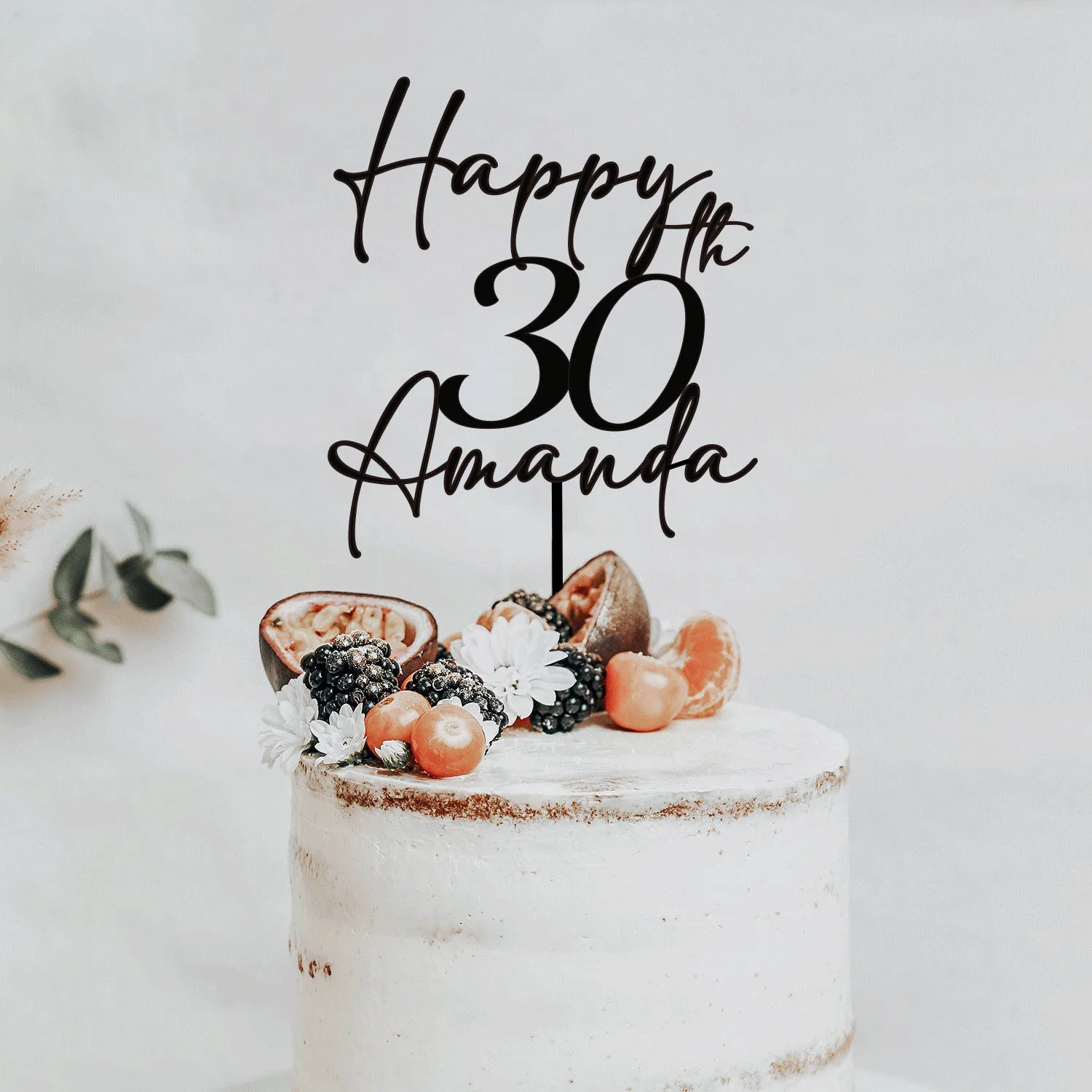 frau, die geburtstagstorte mit kerze und geburtstagsteller hält. 7311895  Stock-Photo bei Vecteezy, image size:1500x1500