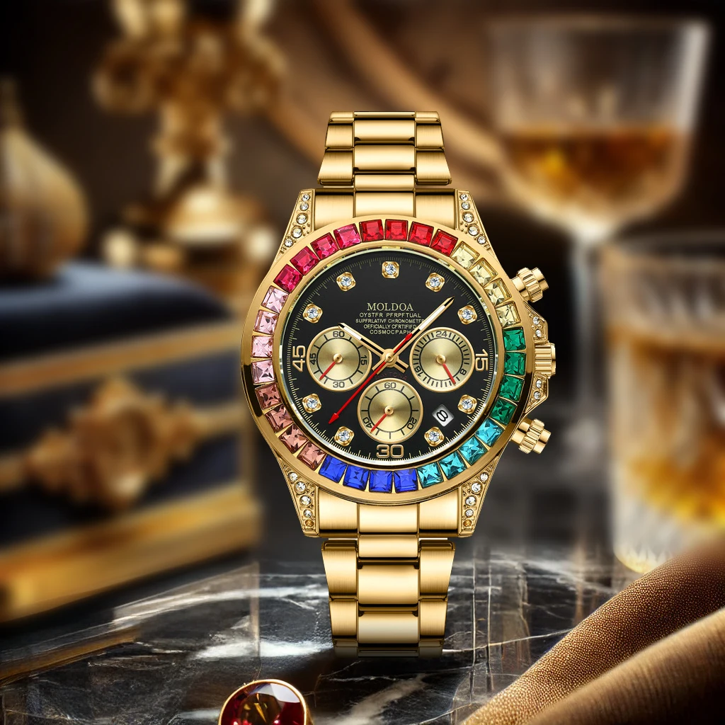 Un lussuoso orologio al quarzo da uomo di PACOSHOP24.COM con un design unico di alta gamma, cinturino in acciaio e quadrante elegante è in mostra su marmo, decorazioni sfocate e un vetro sullo sfondo.
