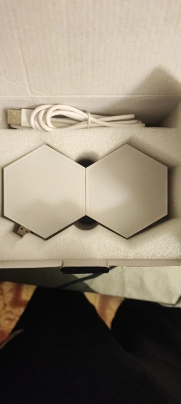 مصابيح LED سداسية الشكل مع تطبيق ذكي وتزامن موسيقى