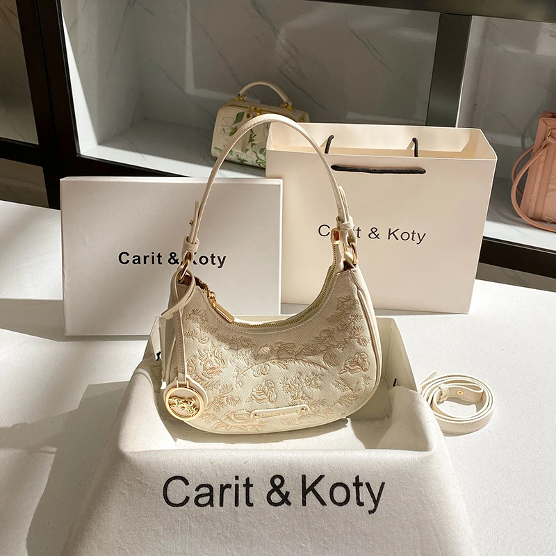 حقيبة هوبو لعام 2025، إلى جانب حقيبة كتف مزينة بتط...