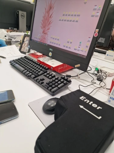 MegaKey – Der überdimensionale Stressabbau-Knopf für dein Büro photo review