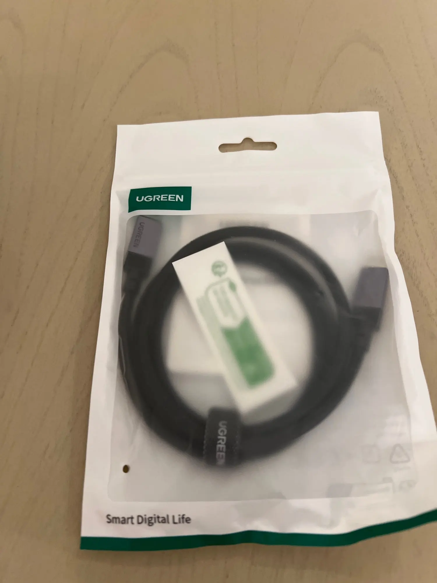 UGREEN PD3.1 240W USB-C Cable USB4 80Gbps 16K Display Type-C Fast Charging Compatible with USB-C Monitors MacBook iPad iPhone 17 photo review