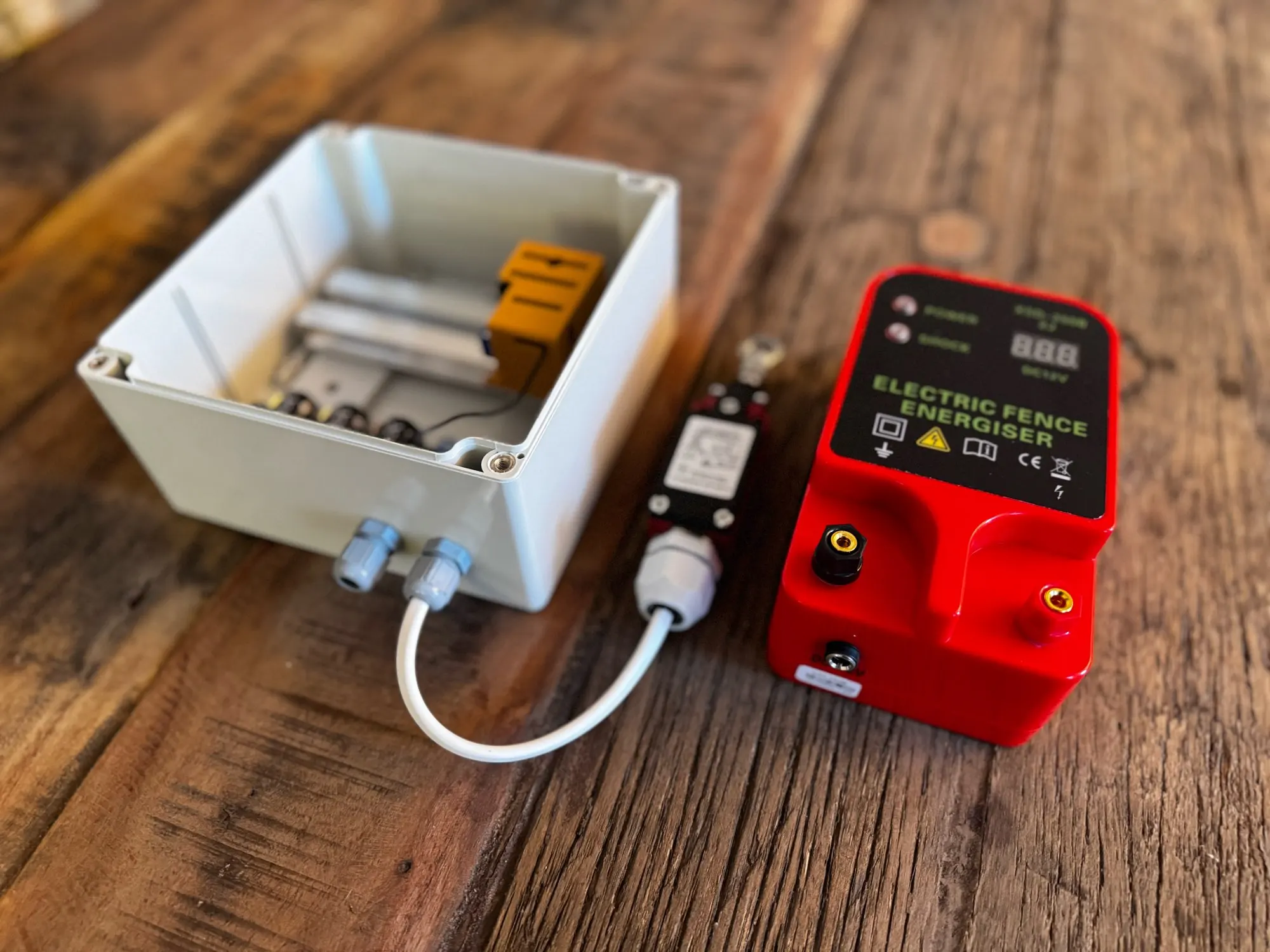 10km Farm Electric Poultry Equipments Portable Power Solar Panel Electric Fence Energizer Metal Garden Fence Fence Accessories photo review