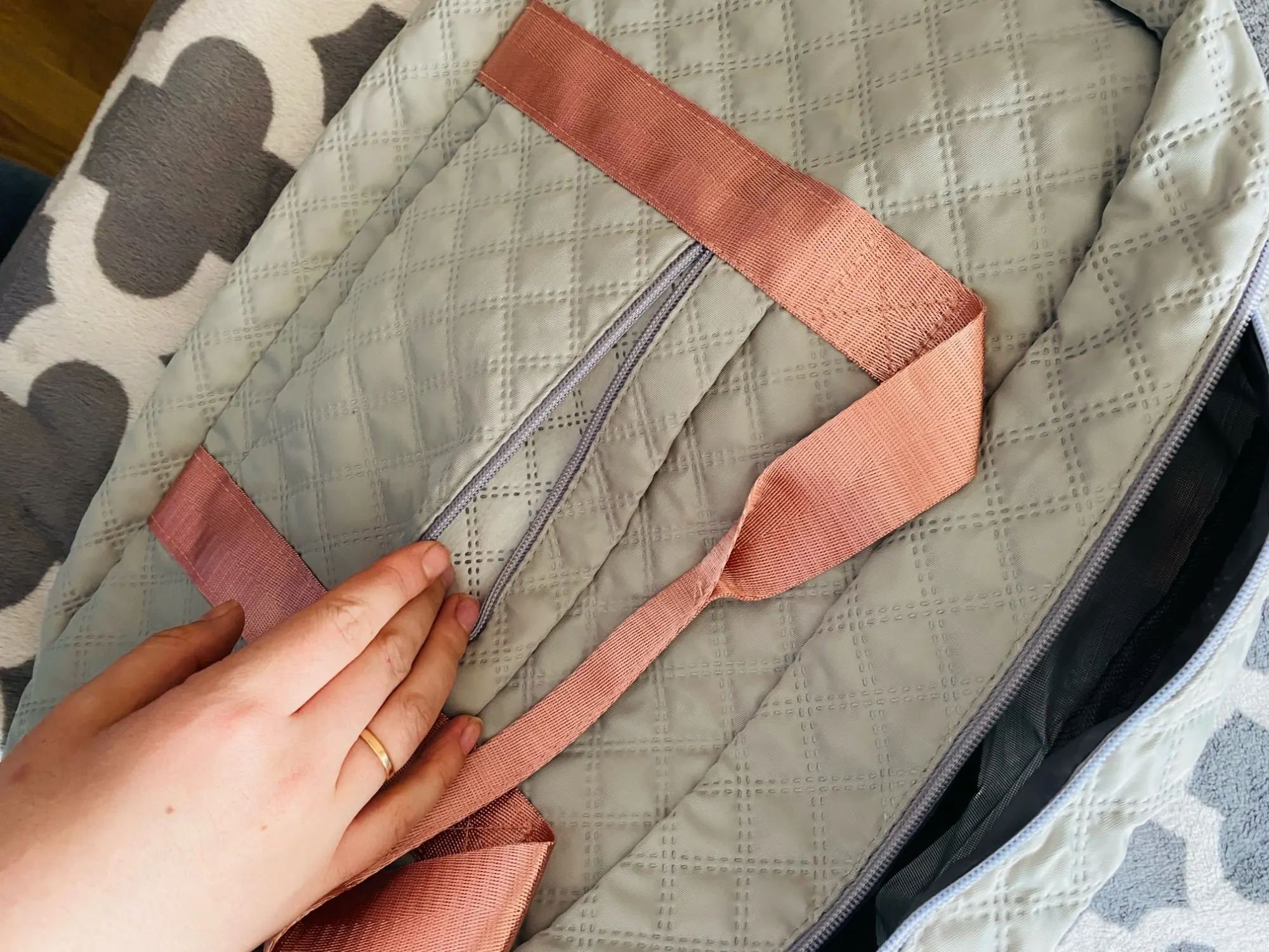 Sac de Voyage Léger Pliable 40L – Fourre-Tout de Sport et Week-End avec Bandoulière Réglable – Sac de Nuit Cabine Homme/Femme photo review